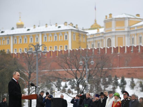 Владимир Путин выступает на церемонии открытия памятника князю Владимиру на Боровицкой площади в Москве в День народного единства
