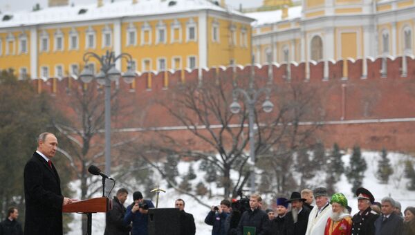 Владимир Путин выступает на церемонии открытия памятника князю Владимиру на Боровицкой площади в Москве в День народного единства