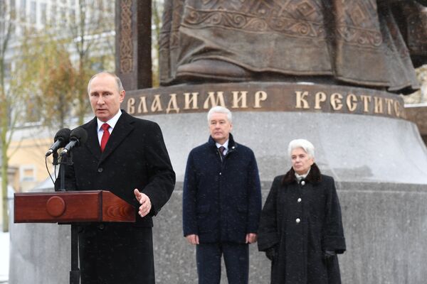 Владимир Путин выступает на церемонии открытия памятника князю Владимиру в Москве