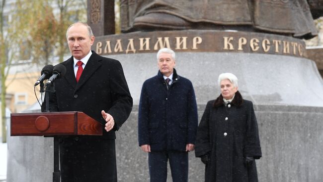 Владимир Путин выступает на церемонии открытия памятника князю Владимиру в Москве