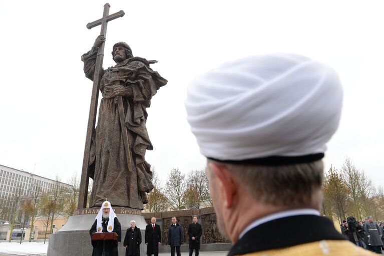 Открытие памятника князю Владимиру на Боровицкой площади в Москве