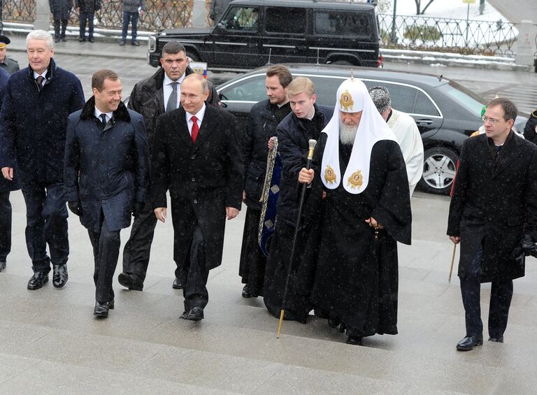 Владимир Путин, Дмитрий Медведев и патриарх Кирилл на церемонии открытия памятника князю Владимиру