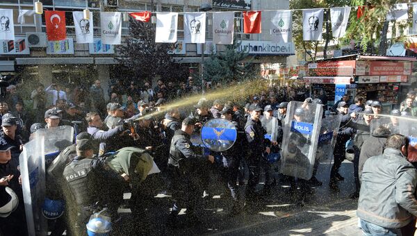 Разгон демонстрантов в Анкаре, протестующих против ареста членов прокурдской партии, 4 ноября 2016