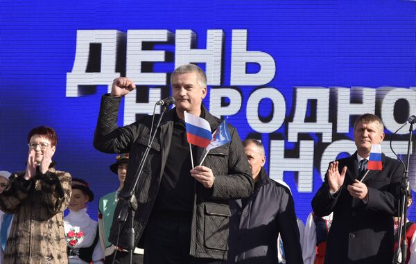 Сергей Аксенов выступает на митинге, посвященном празднованию Дня народного единства в симферополе