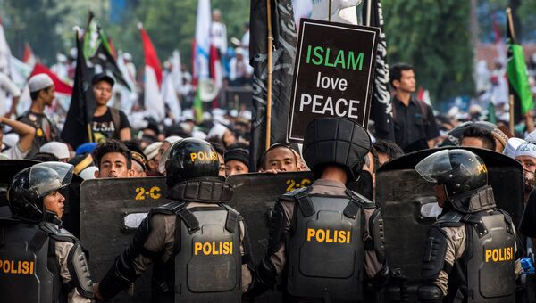 Столкновения мусульман и полиции в Индонезии