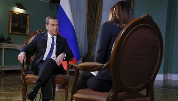 Интервью премьер-министра РФ Д. Медведева ведущей программы Новости Второго телеканала Израиля