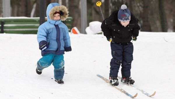 Дети катаются на лыжах. Архивное фото