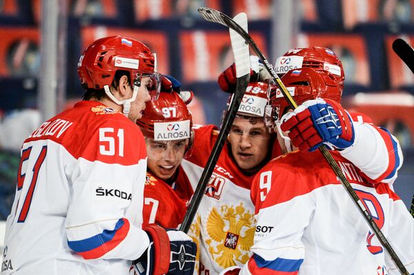 Хоккеисты сборной России радуются забитой шайбе в матче с Чехией на Кубке Карьяла, 6 ноября 2016