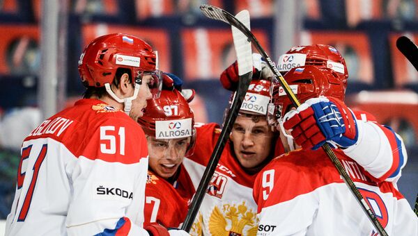Хоккеисты сборной России радуются забитой шайбе в матче с Чехией на Кубке Карьяла, 6 ноября 2016