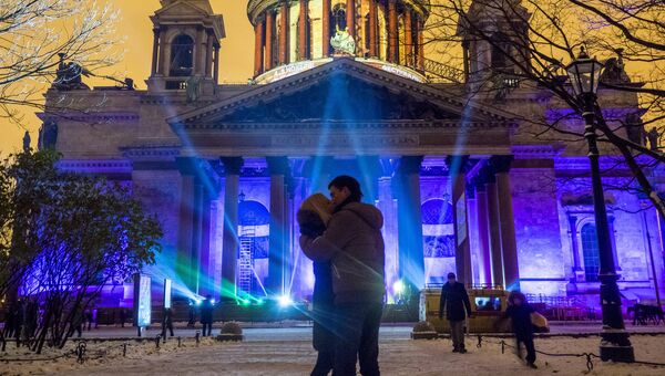 Мультимедийное 3D-маппинг шоу Фестиваль Света 2016 на фасаде Исаакиевского собора в Санкт-Петербурге. Архивное фото.