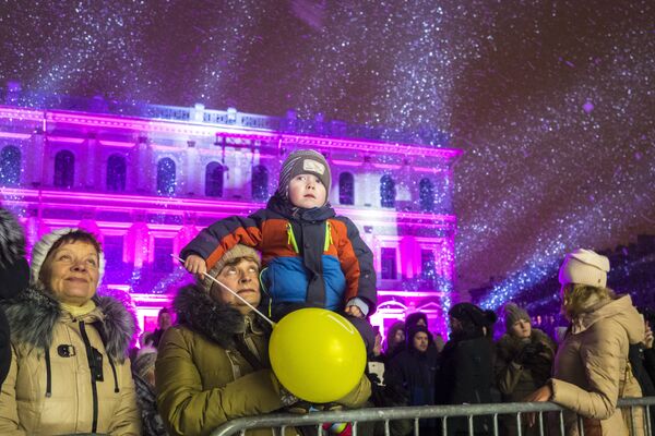Зрители во время мультимедийного 3D-маппинг шоу Фестиваль Света 2016 на Исаакиевской площади в Санкт-Петербурге