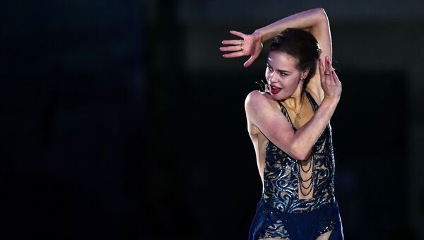 Анна Погорилая, занявшая 1-е место в женском одиночном катании, во время показательных выступлений на III этапе Гран-при по фигурному катанию в Москве