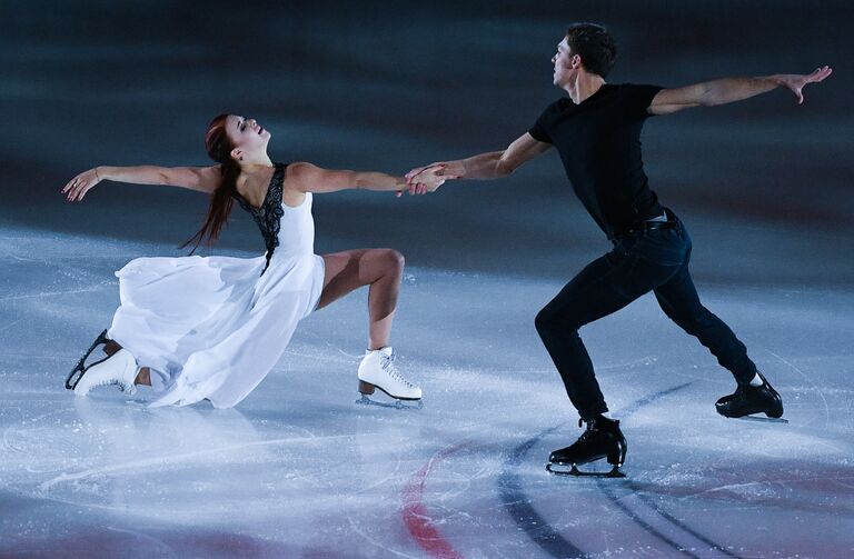 Екатерина Боброва и Дмитрий Соловьев, занявшие 1-е место в танцах на льду, во время показательных выступлений на III этапе Гран-при по фигурному катанию в Москве Екатерина Боброва и Дмитрий Соловьев, занявшие 1-е место в танцах на льду, во время показательных выступлений на III этапе Гран-при по фигурному катанию в Москве