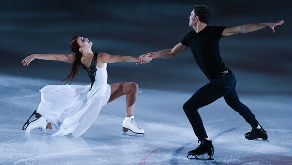 Екатерина Боброва и Дмитрий Соловьев, занявшие 1-е место в танцах на льду, во время показательных выступлений на III этапе Гран-при по фигурному катанию в Москве