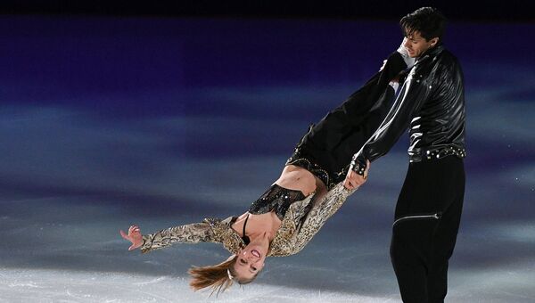 Кейтлин Уивер и Эндрю Поже (Канада), занявшие 3-е место в танцах на льду, во время показательных выступлений на III этапе Гран-при по фигурному катанию в Москве