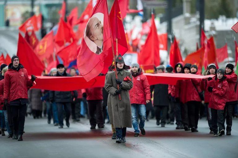 Участники шествия в Омске, посвященного 99-й годовщине Великой Октябрьской революции Участники шествия в Омске, посвященного 99-й годовщине Великой Октябрьской революции