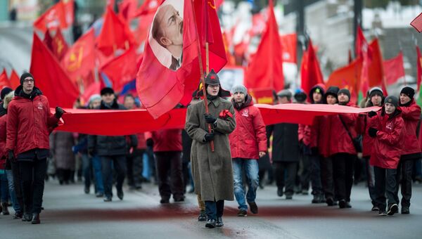 Участники шествия, посвященного 99-й годовщине Великой Октябрьской революции