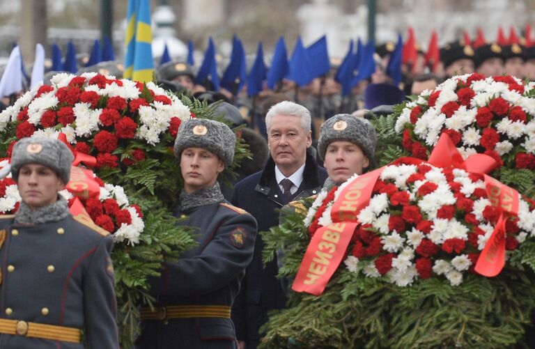 Мэр Москвы Сергей Собянин во время возложения венков к Могиле Неизвестного соладта на Красной площади