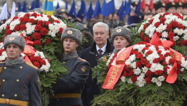 Мэр Москвы Сергей Собянин во время возложения венков к Могиле Неизвестного соладта на Красной площади. 7 ноября 2016