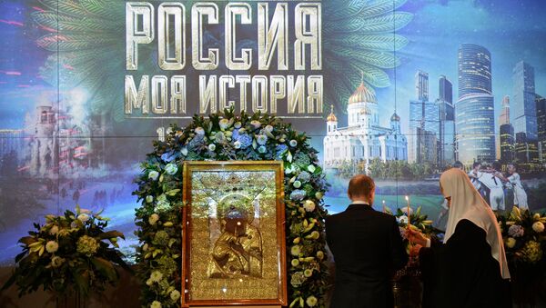 Патриарх Кирилл и президент Путин на открытии выставки Россия - моя история
