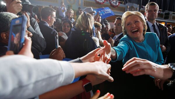 Кандидат в президенты США от Демократической партии Хиллари Клинтон приветствует своих сторонников в Кливленде