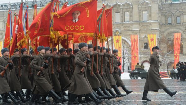 Военнослужащие в форме Красной армии времен Великой Отечественной войны во время торжественного марша, посвященного 75-й годовщине военного парада 1941 года на Красной площади. Архивное фото