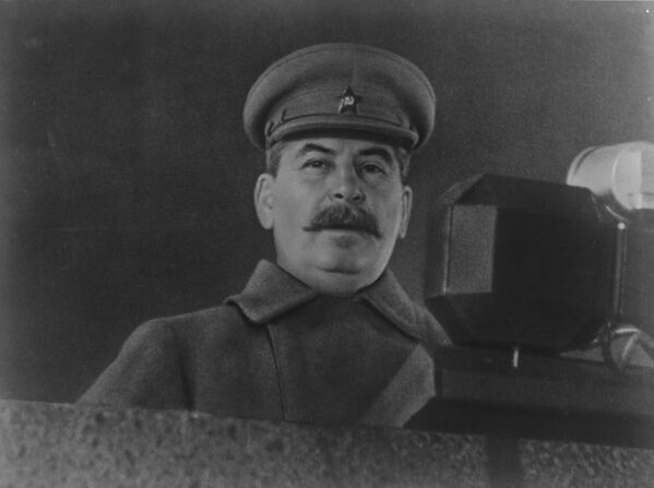 Иосиф Сталин выступает с речью на военном параде на Красной площади 7 ноября 1941 года 