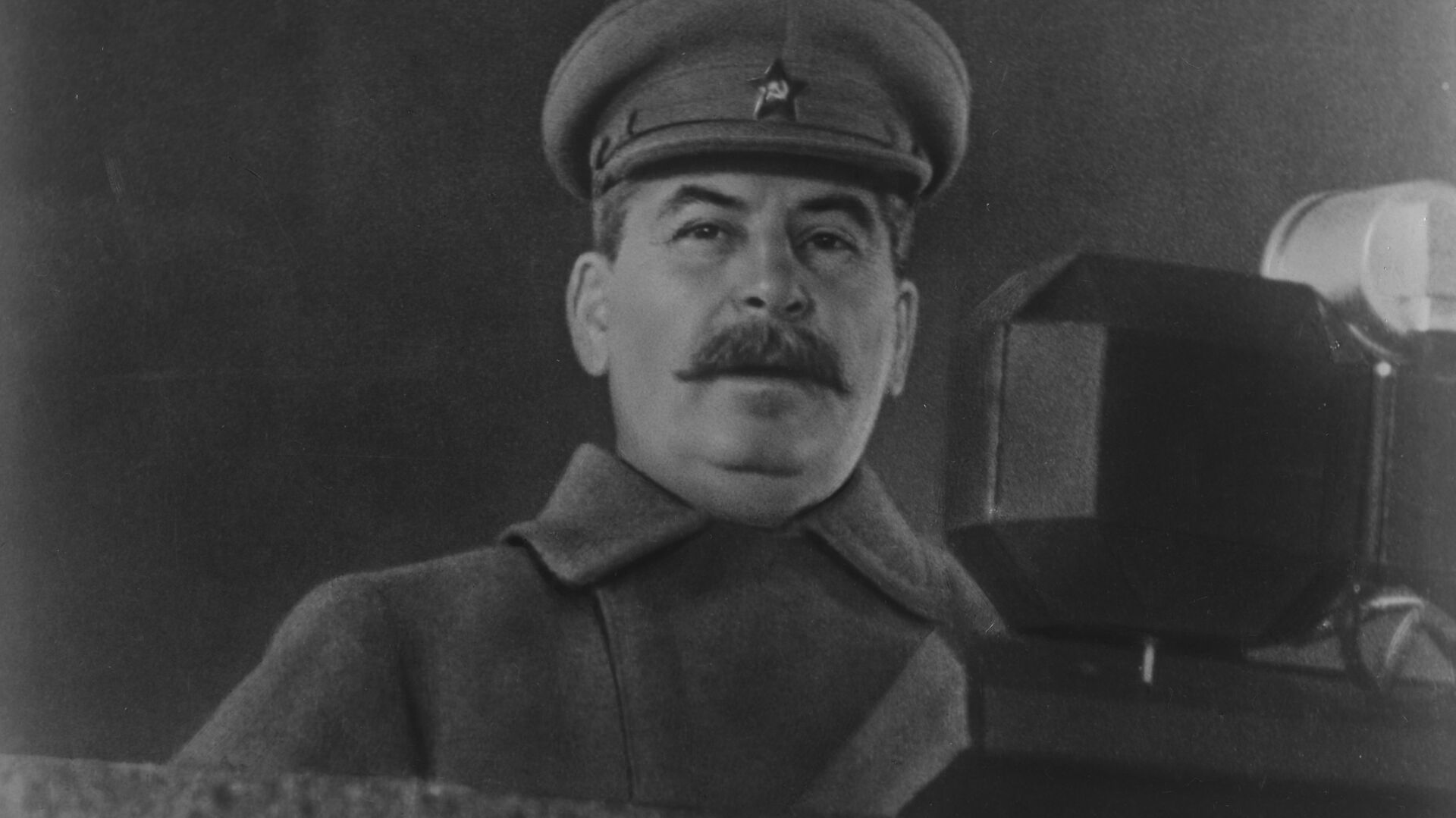 Иосиф Сталин выступает с речью на военном параде на Красной площади. Архивное фото - РИА Новости, 1920, 05.07.2017