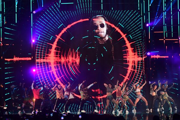 Выступление DJ Afrojack на церемонии вручения премии MTV Europe Music Awards в Роттердаме
