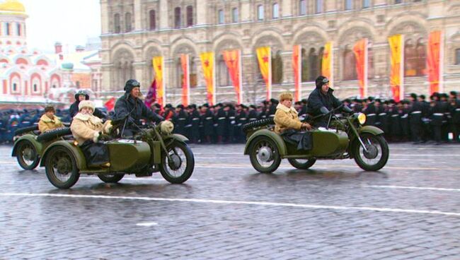 Торжественное шествие на Красной площади в честь парада 1941 года в Москве