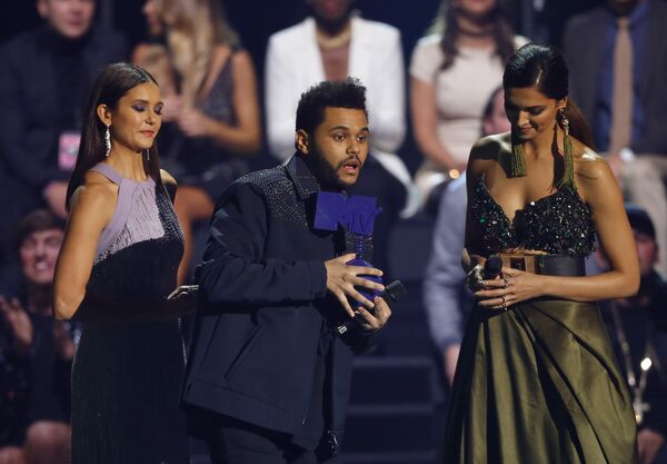 Канадский певец The Weeknd получает награду на церемонии вручения премии MTV Europe Music Awards в Роттердаме