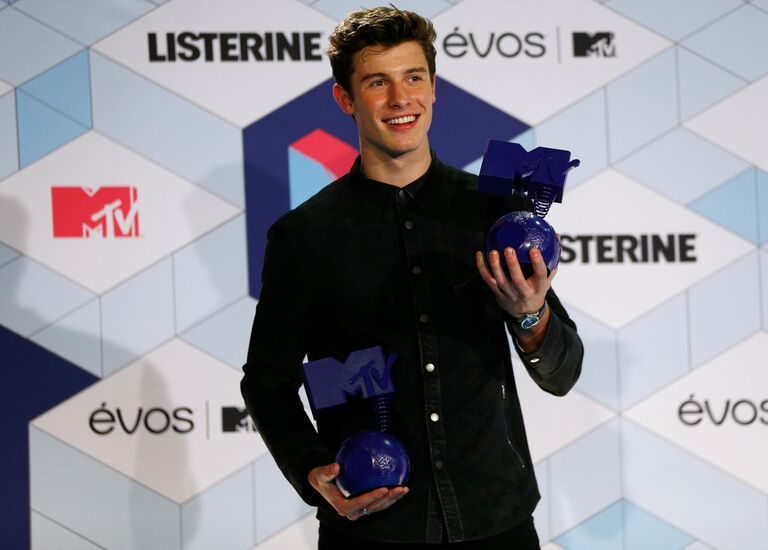 Канадский певец Шон Мендес на церемонии вручения премии MTV Europe Music Awards в Роттердаме