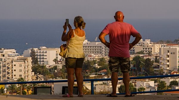 Туристы на смотровой площадке города Протарас на Кипре