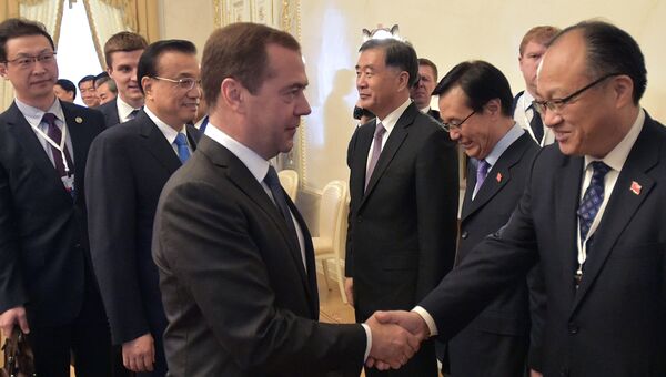 Дмитрий Медведев приветствует участников китайской делегации во время 21-й регулярной встречи глав правительств России и Китая в Санкт-Петербурге. 7 ноября 2016