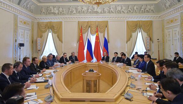 Дмитрий Медведев и премьер Госсовета КНР Ли Кэцян во время 21-й регулярной встречи глав правительств России и Китая в Санкт-Петербурге. 7 ноября 2016