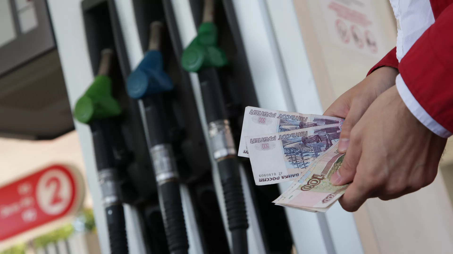 Новак поручил принять срочные меры по снижению цен на топливо на АЗС