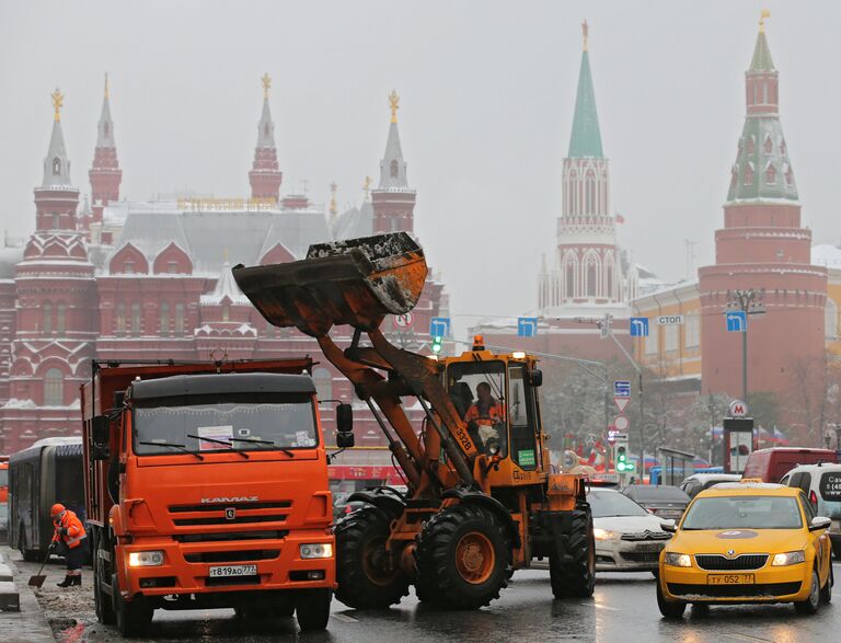 Спецтехника коммунальных служб убирает снег на улицах Москвы