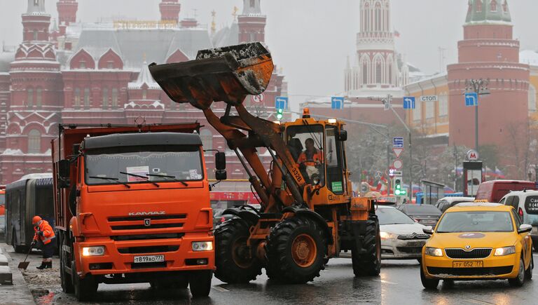 Спецтехника коммунальных служб убирает снег на улицах Москвы