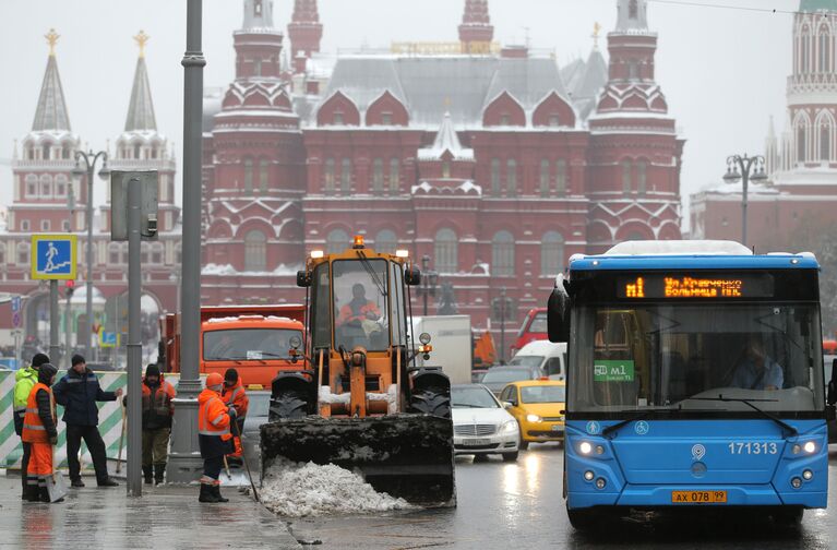 Спецтехника коммунальных служб убирает снег на улицах Москвы