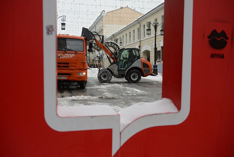 Спецтехника коммунальных служб убирает снег на улицах Москвы