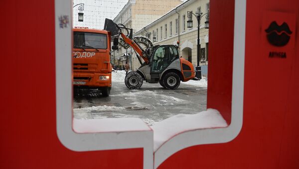Спецтехника коммунальных служб убирает снег на улицах Москвы