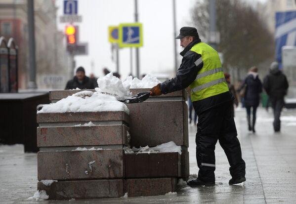 Работники коммунальных служб убирают снег на улицах Москвы