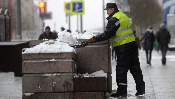 Работники коммунальных служб убирают снег. Архивное фото