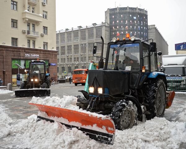 Спецтехника коммунальных служб убирает снег на улицах Москвы