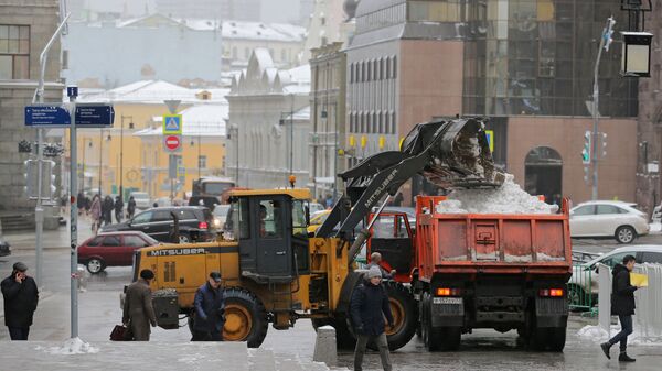 Спецтехника коммунальных служб убирает снег на улицах Москвы. Архивное фото