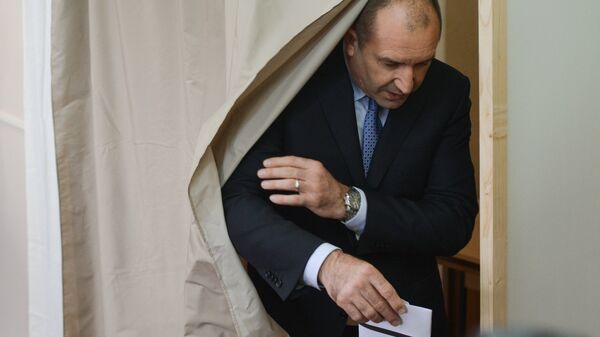 Кандидат в президенты Болгарии Румен Радев на избирательном участке в Софии