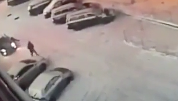 Стоп-кадр с оперативной съемки МВД России с места убийства кикбоксера в Москве