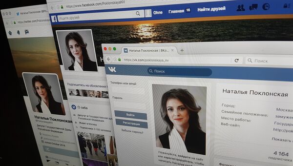 Экран монитора с аккаунтами депутата Госдумы РФ Натальи Поклонской в социальных сетях