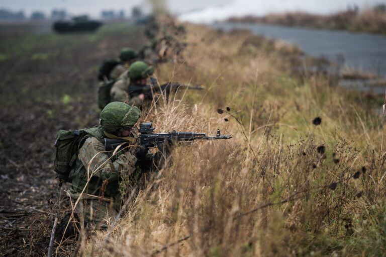 Российские военнослужащие во время совместных учений ВДВ России, Белоруссии и Сербии Славянское братство-2016 в Сербии