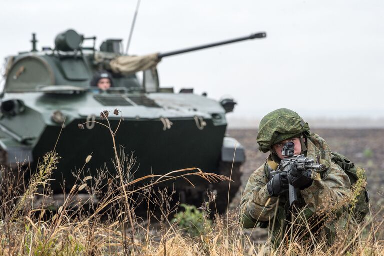 Российские военнослужащие во время совместных учений ВДВ России, Белоруссии и Сербии Славянское братство-2016 в Сербии